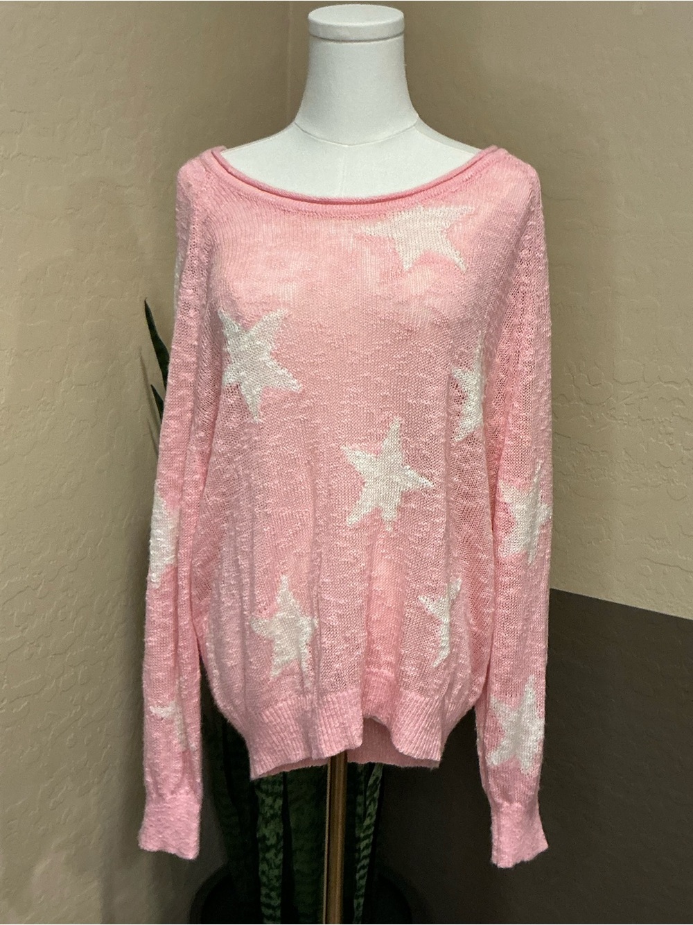 ⭐️ LIKE NEW ⭐️ Amazon Pink Open-Knit Star Sweater - Size L